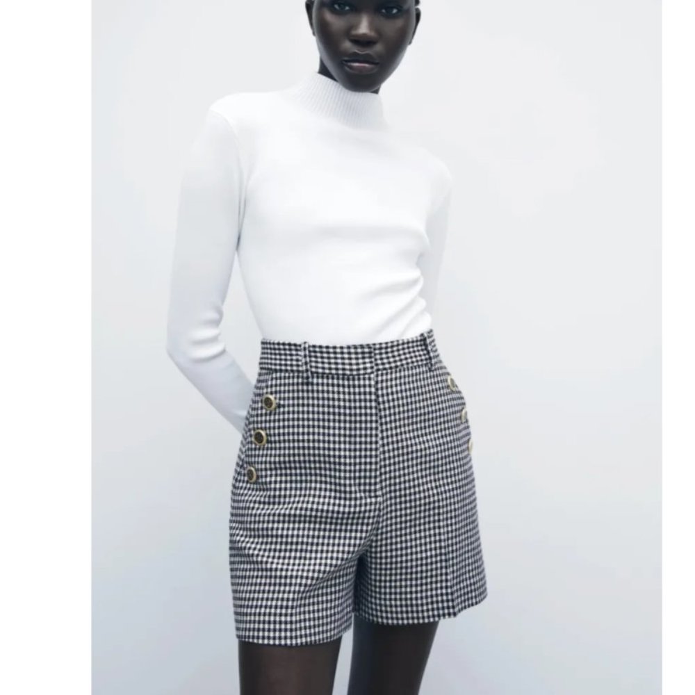 ZARA SHORTS WITH BUTTONS BLACK AND WHITE SMALL